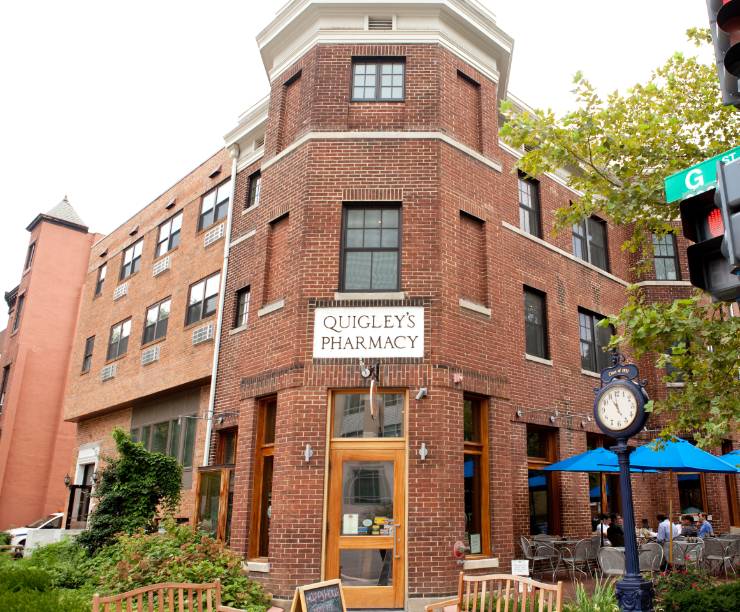 The front entrance to Tonic Restaurant with the sign 