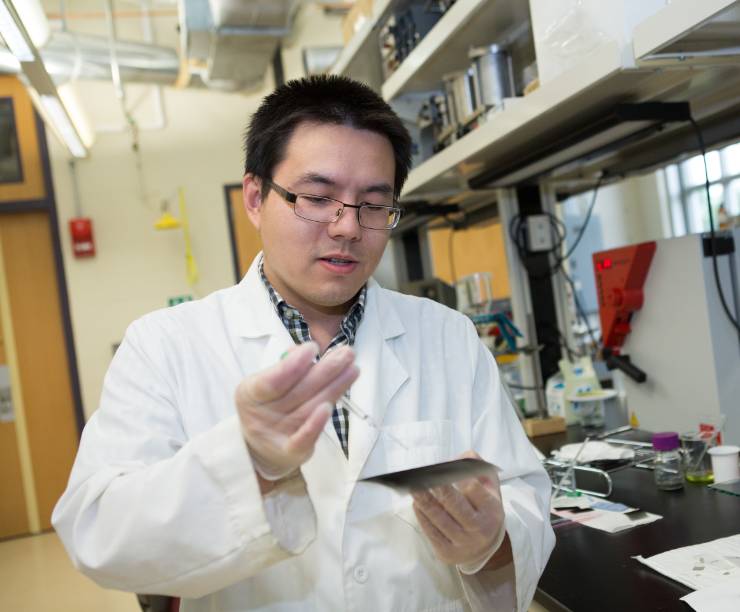 A man works with a pipette in a laboratory.