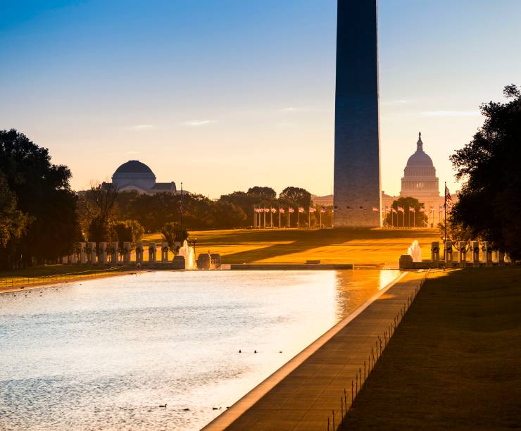 Outdoor wiew of the Washington monument, with the US Capitol and Smithsonian National Museum of Natural History