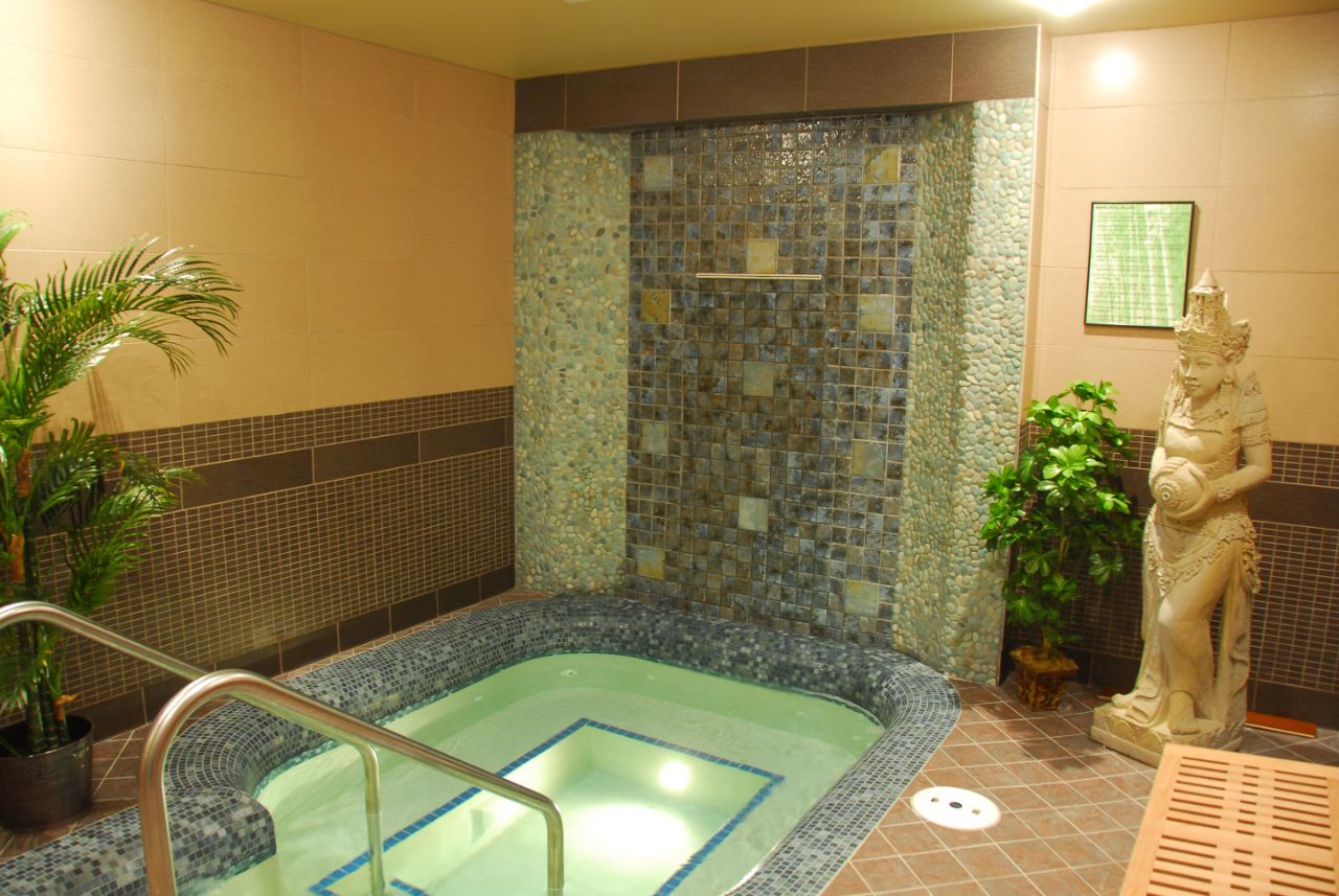 A picture of the hot tub in the zen zone of Faraday.