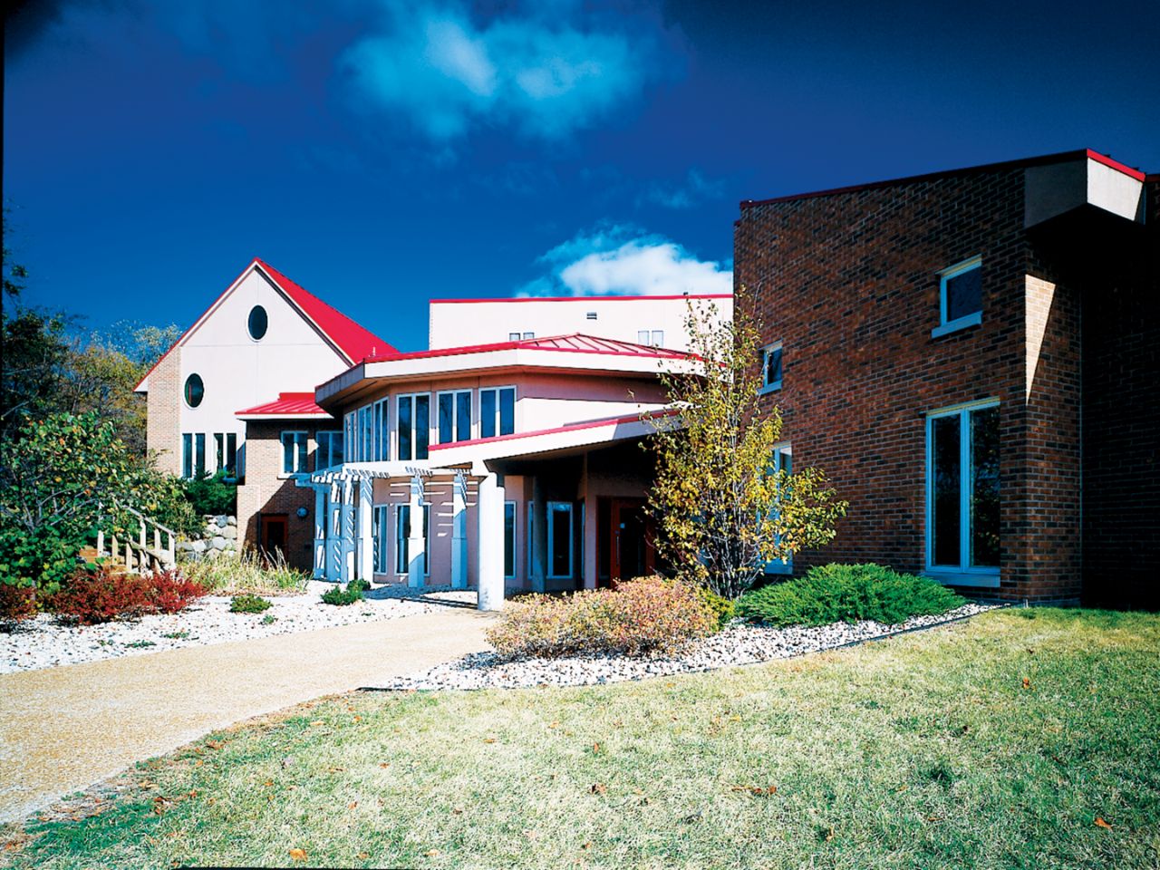 The entrance to Woods Hollow Children's Center on a sunny day.