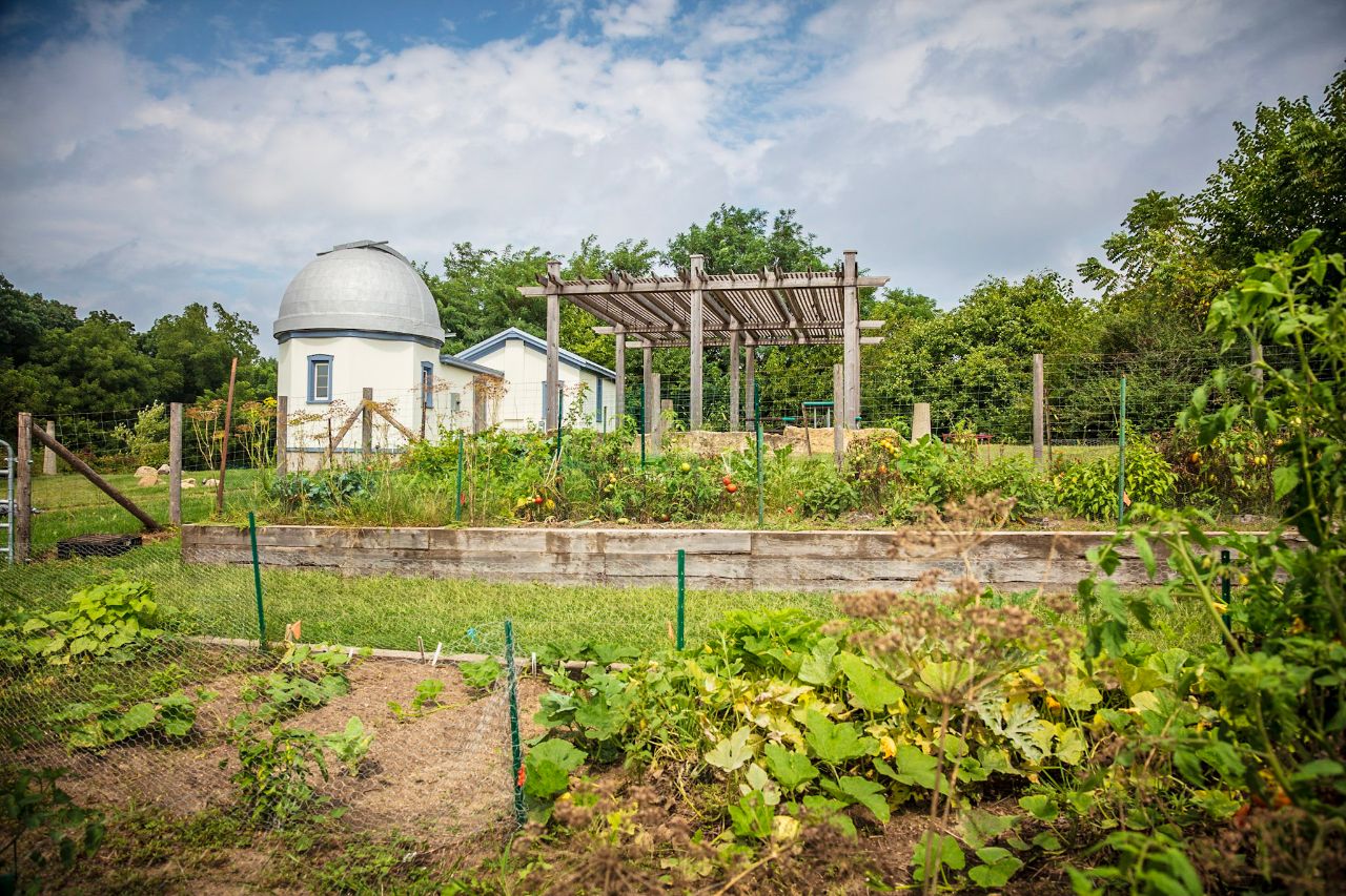 The employee garden under the watch of the Observatory.