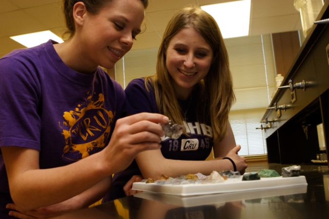 Students compare minerals in geology