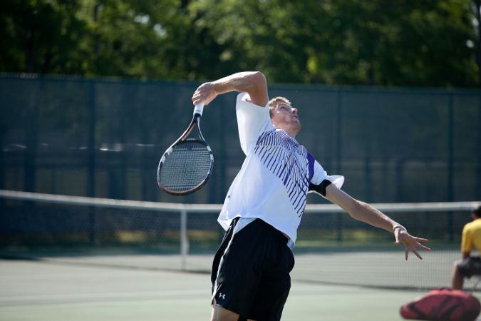 UMHB tennis player