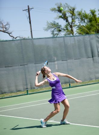 UMHB tennis player